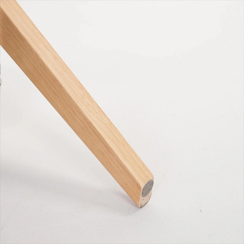 Freizeitsessel aus massivem Holz mit dicken Polstern und Armlehnen
