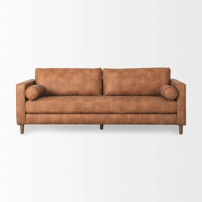 Dreisitzer-Sofa aus cognacbraunem Kunstleder mit Holzbeinen und Nackenrollen