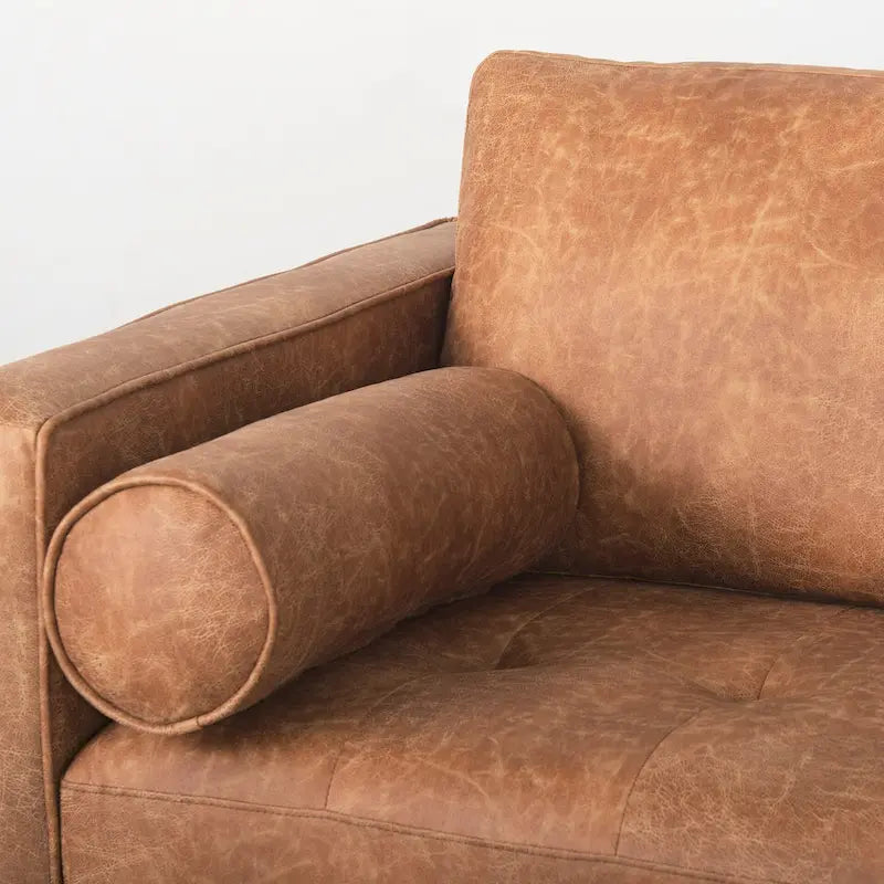 Dreisitzer-Sofa aus cognacbraunem Kunstleder mit Holzbeinen und Nackenrollen