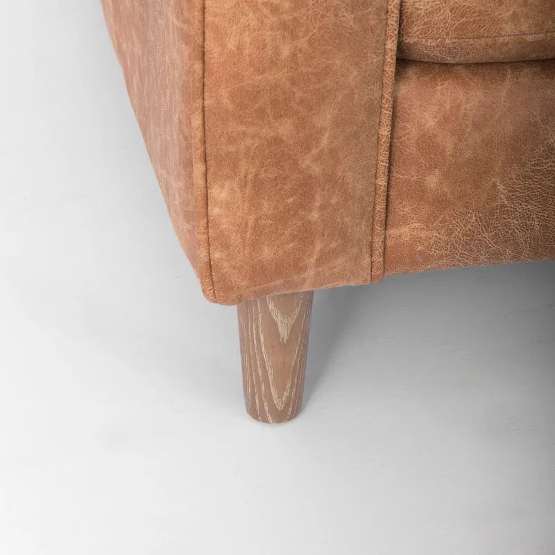 Dreisitzer-Sofa aus cognacbraunem Kunstleder mit Holzbeinen und Nackenrollen