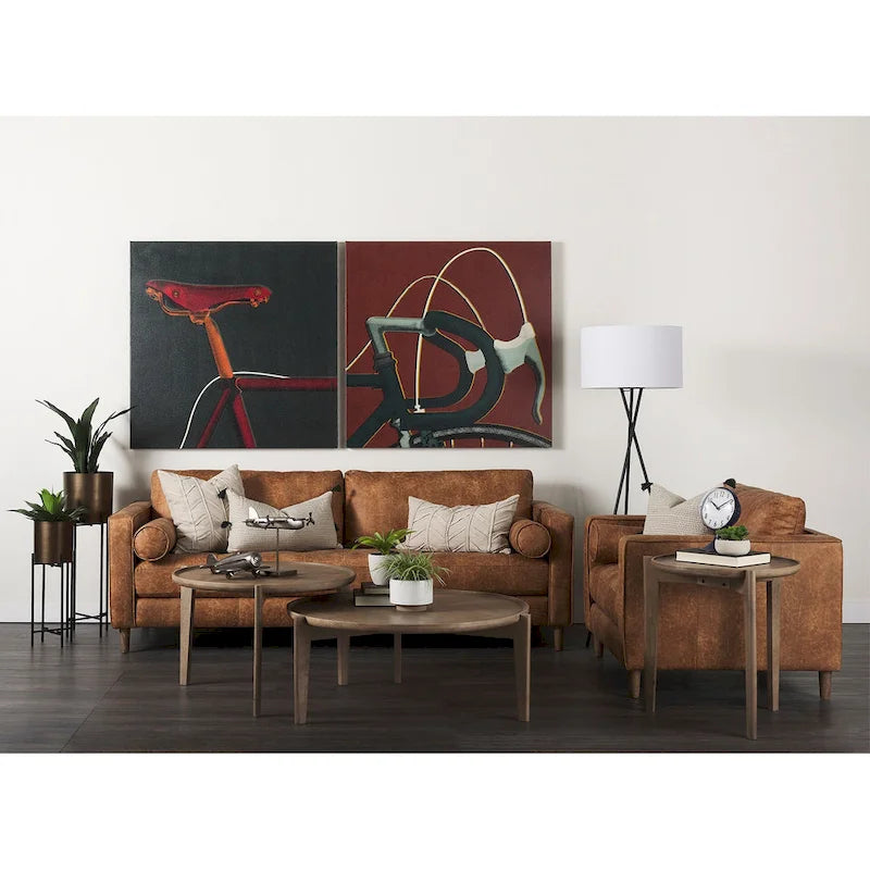Dreisitzer-Sofa aus cognacbraunem Kunstleder mit Holzbeinen und Nackenrollen