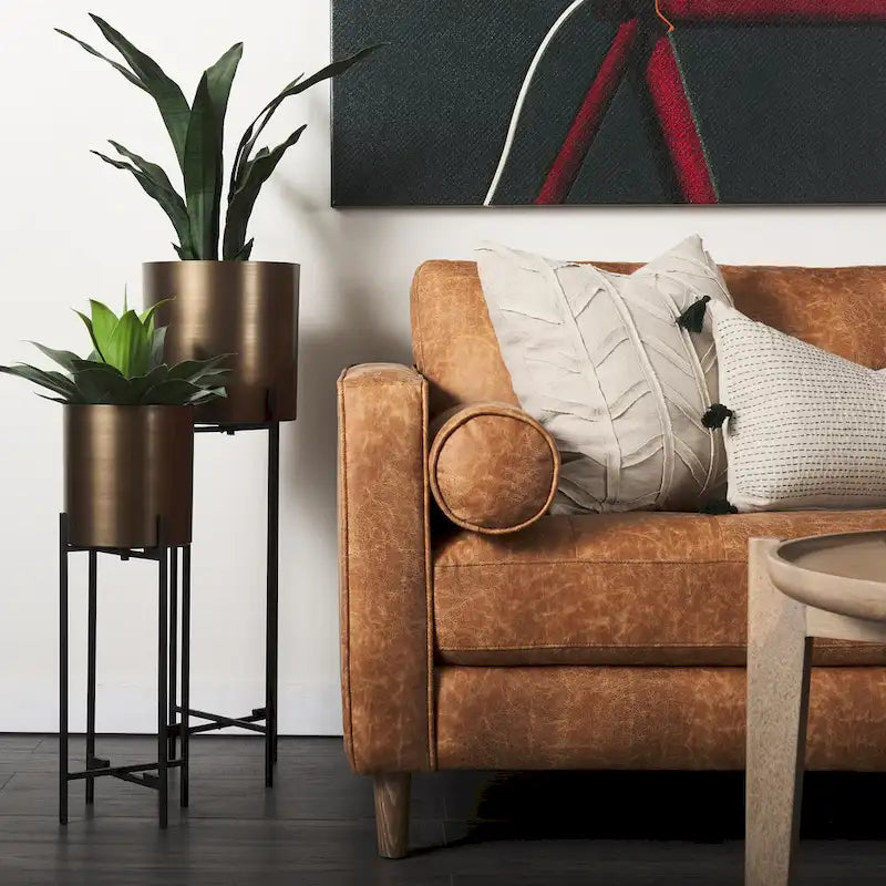 Dreisitzer-Sofa aus cognacbraunem Kunstleder mit Holzbeinen und Nackenrollen